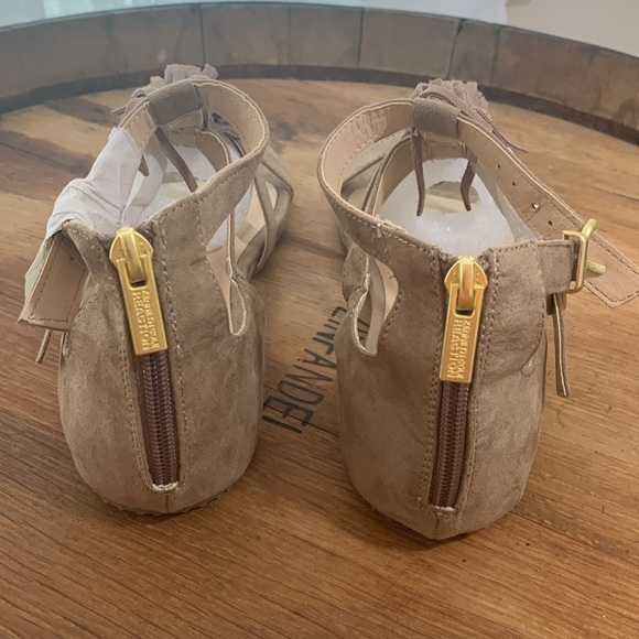 Kenneth Cole Reaction | NWOB Audra Struck Sand Fringe T-Strap Sandal 6 - Picture 9 of 17